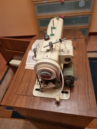 Máquina de coser antigua Refrey