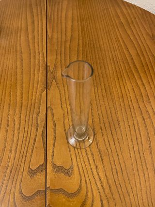 Probeta de vidrio  de farmacia o laboratorio