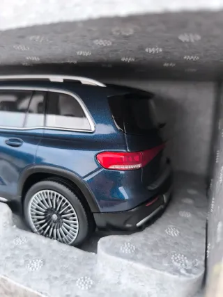 Modellino Mercedes EQB 1/18