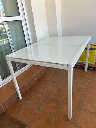 Mesa con 4 Sillas Blancas en muy buen estado