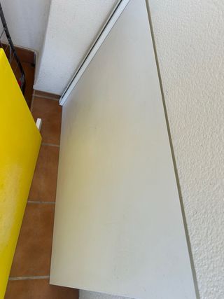 Mesa con 4 Sillas Blancas en muy buen estado