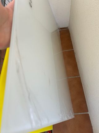 Mesa con 4 Sillas Blancas en muy buen estado