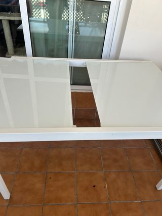 Mesa con 4 Sillas Blancas en muy buen estado