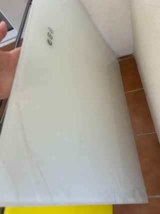 Mesa con 4 Sillas Blancas en muy buen estado