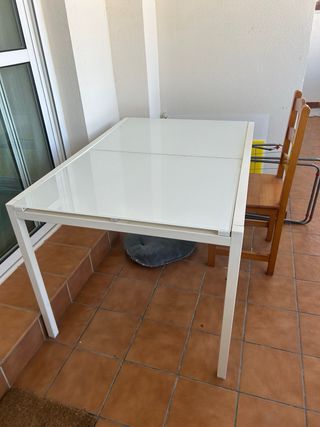 Mesa con 4 Sillas Blancas en muy buen estado