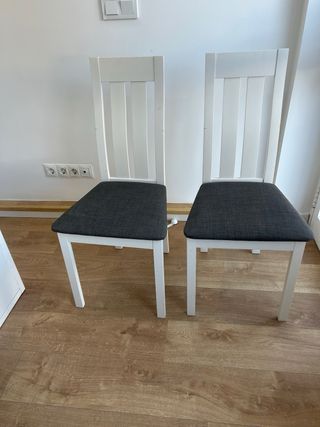 Mesa con 4 Sillas Blancas en muy buen estado