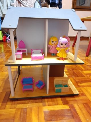 Casa de muñecas con accesorios y 3 muñecas
