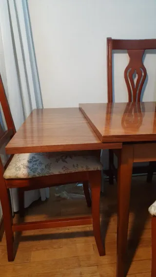Mesa de comedor y 6 sillas de madera 25 € todo