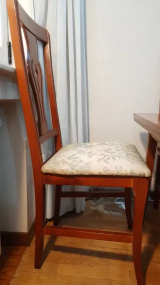 Mesa de comedor y 6 sillas de madera 25 € todo