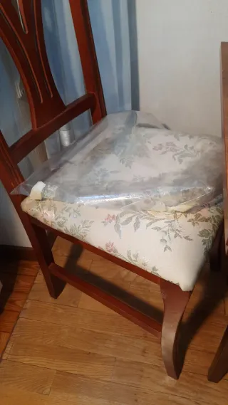 Mesa de comedor y 6 sillas de madera 25 € todo