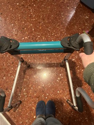 Andador sin ruedas para baño y para deambular