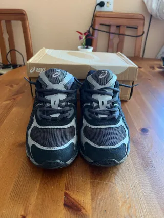 Zapatos Asics 42.5 Negro/Gris Nuevos