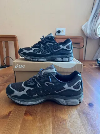 Zapatos Asics 42.5 Negro/Gris Nuevos