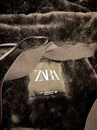 Abrigo Zara Negro con Capucha y Pelo