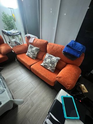 2 Sofás de tela 3 plazas naranja y chocolate