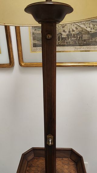 Lámpara de pie con 3 bandejas. Funcionando