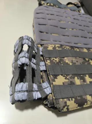 Portaplacas táctico pixelado