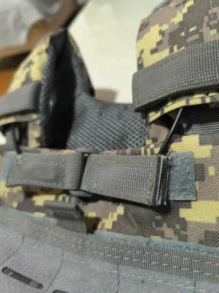 Portaplacas táctico pixelado