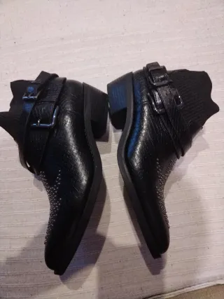 Botines negros con tachuelas