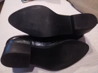 Botines negros con tachuelas