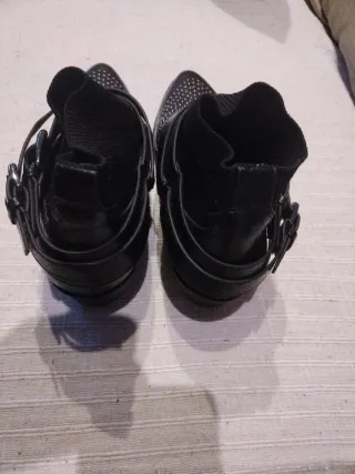 Botines negros con tachuelas