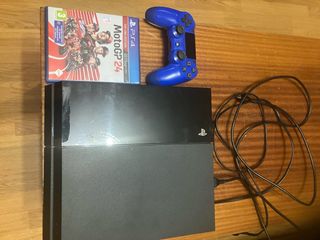 PS4 con mando azul, juego MotoGP 24 y cables