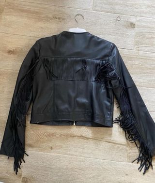 Chaqueta cuero negra con flecos