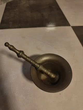 Mortero antiguo de bronce macizo con mano