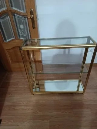 Estantería de cristal dorada