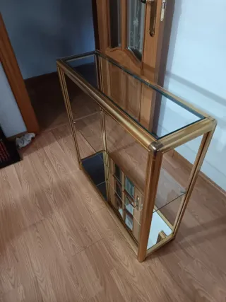 Estantería de cristal dorada