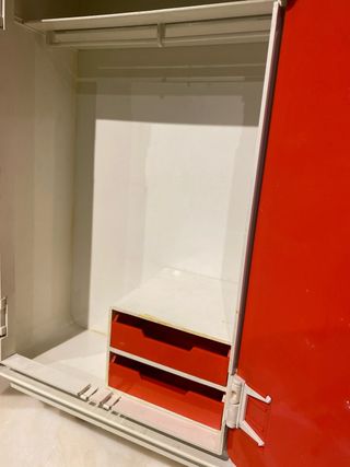 Armario de muñecas de la marca Sindy