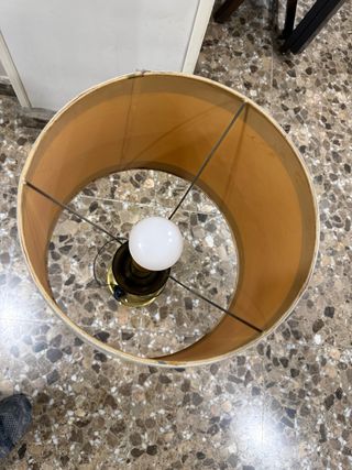 Lámpara de salón beige y dorada