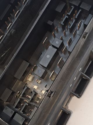 CAJA RELES / FUSIBLES OPEL CORSA D (8)