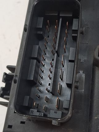 CAJA RELES / FUSIBLES OPEL CORSA D (8)