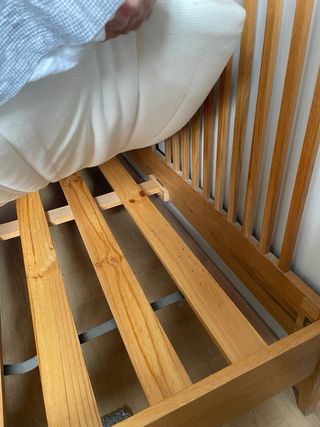 Cama Roble 150x190cm + Somier + dos mesitas noche.