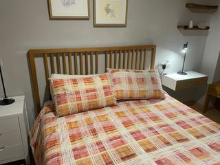 Cama Roble 150x190cm + Somier + dos mesitas noche.