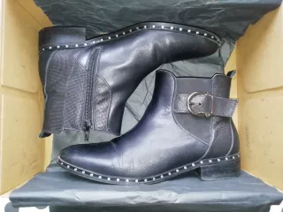 Botines piel negros tachuelas