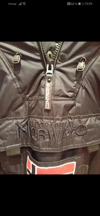 Abrigo Norway Canguro Negro con Capucha