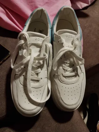 Zapatillas Guess Blancas y Azules