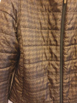 Cazadora acolchada con cuello de pelo