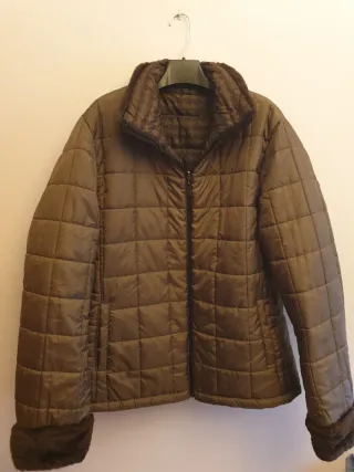 Cazadora acolchada con cuello de pelo