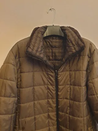 Cazadora acolchada con cuello de pelo