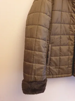 Cazadora acolchada con cuello de pelo