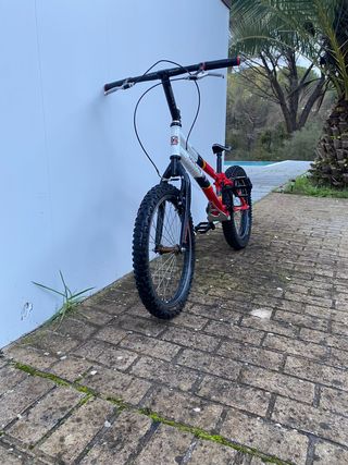 Bicicleta Trial Monty Roja y Blanca
