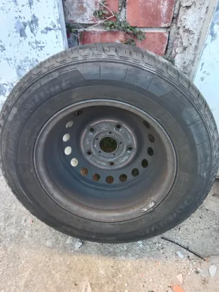 Neumáticos con llanta, en muy buen estado, 39 c/u