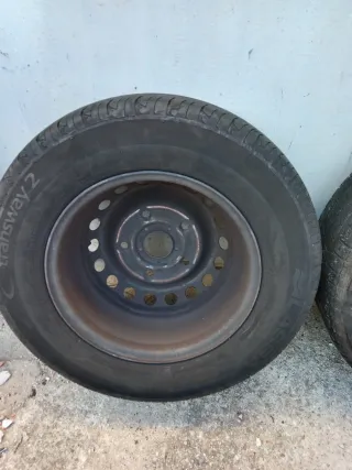 Neumáticos con llanta, en muy buen estado, 39 c/u