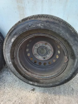 Neumáticos con llanta, en muy buen estado, 39 c/u