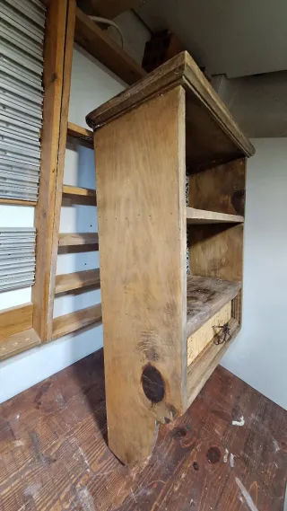 Alacena antigua madera y cerámica