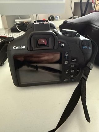 Cámara Canon EOS 2000D + Objetivo + Funda
