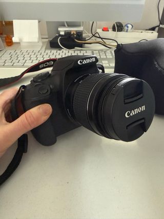 Cámara Canon EOS 2000D + Objetivo + Funda